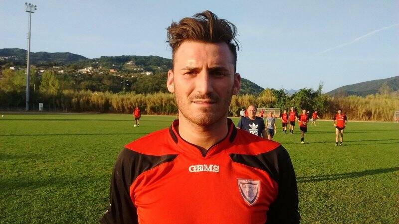 Mattia Tonelli posa con la sua nuova maglia del Ceparana Calcio.
