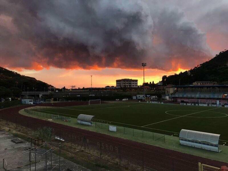 Una bella veduta al tramonto dello stadio di Levanto "Raso Scaramuccia".
