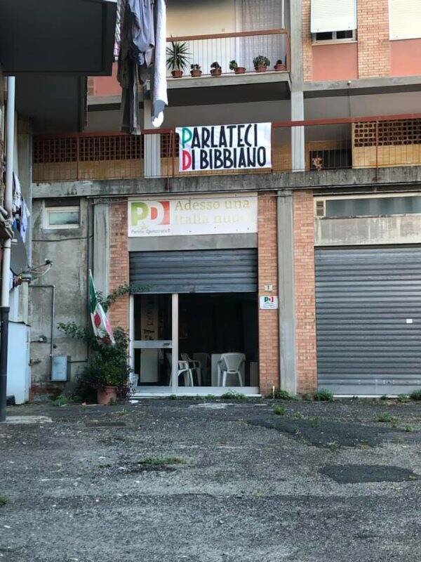 Lo striscione apparso nella notte sulla facciata del Pd di Fossitermi