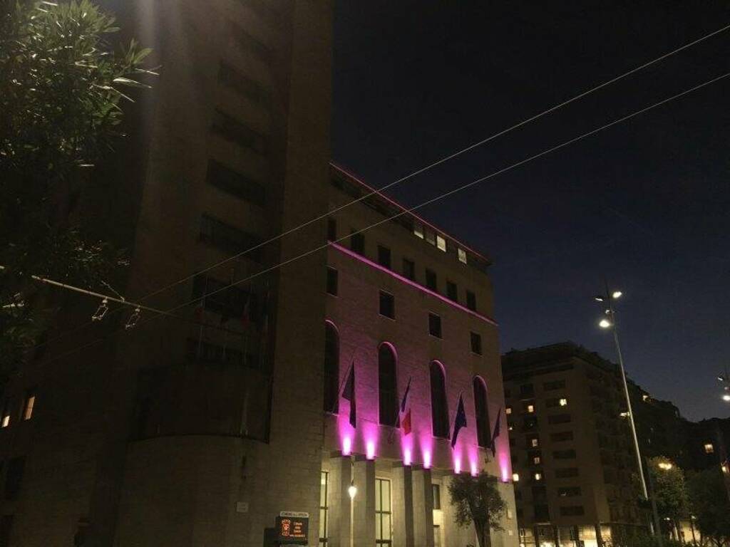 Luci rosa a palazzo civico