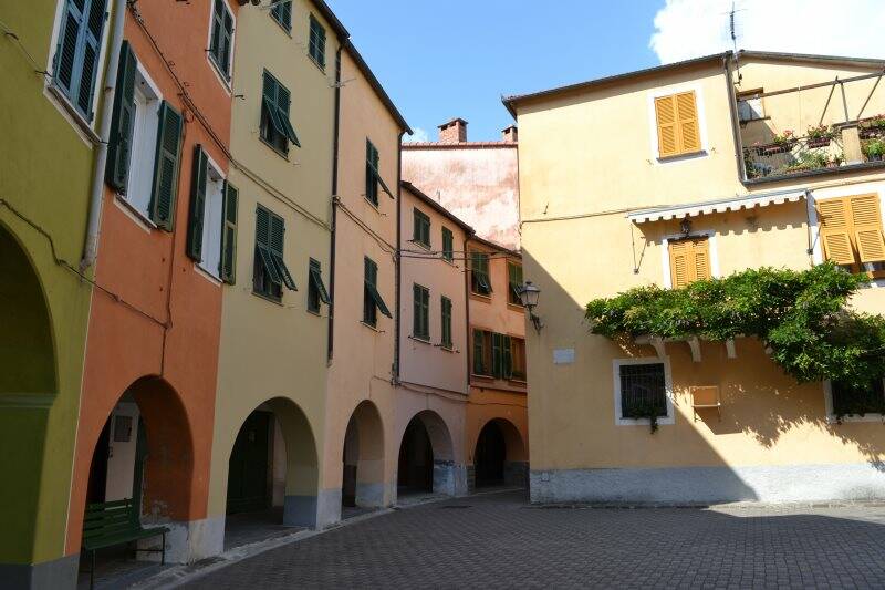 Borgo rotondo a Varese Ligure