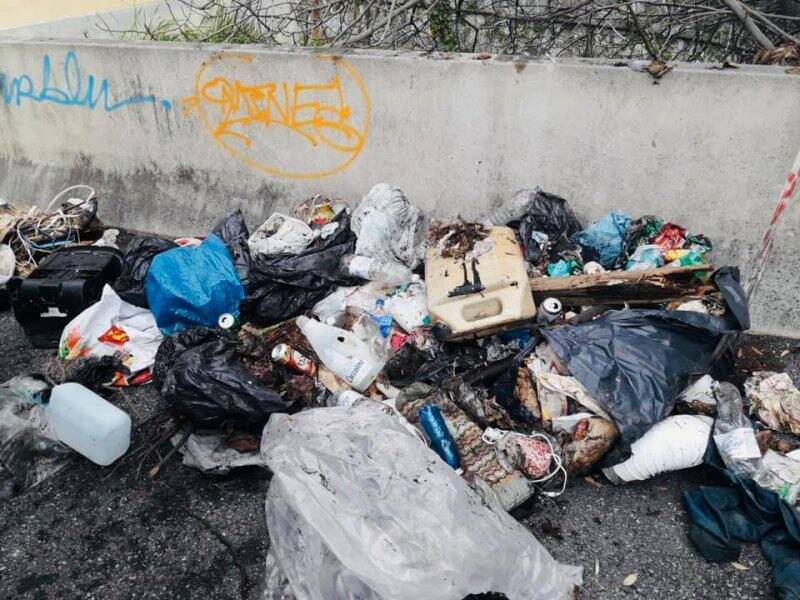 I rifiuti abbandonati dietro al Pacinotti, l'immagine è stata postata dall'assessore Casati sui social network