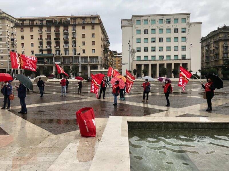 In Piazza Europa presidio sindacale per rinnovo contratto multiservizi, pulizie e logistica