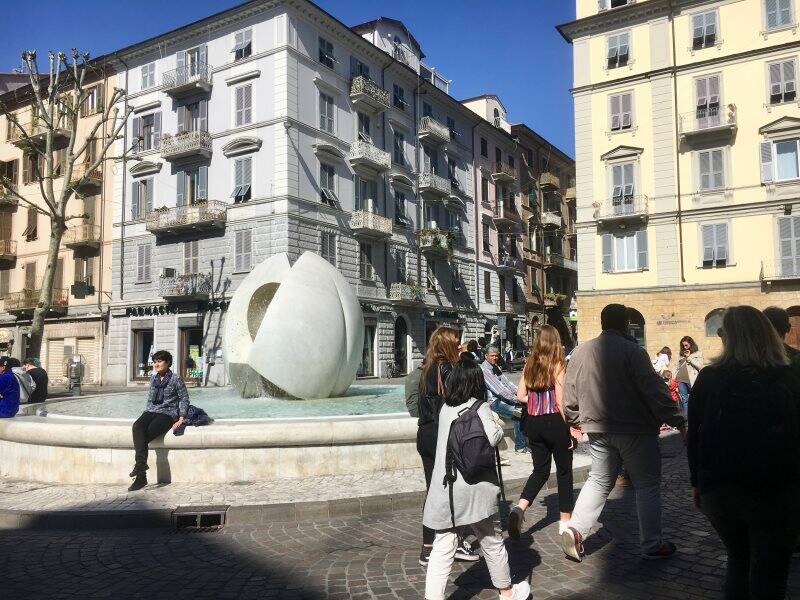 Turisti in Piazza Garibaldi
