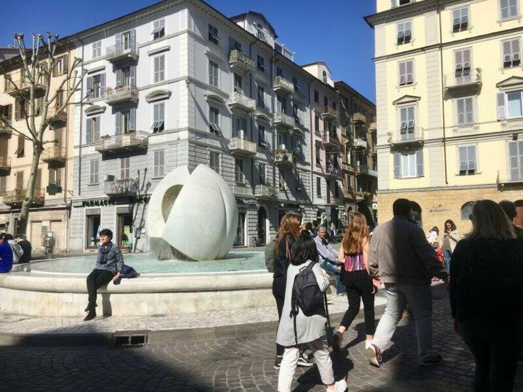 Turisti in Piazza Garibaldi