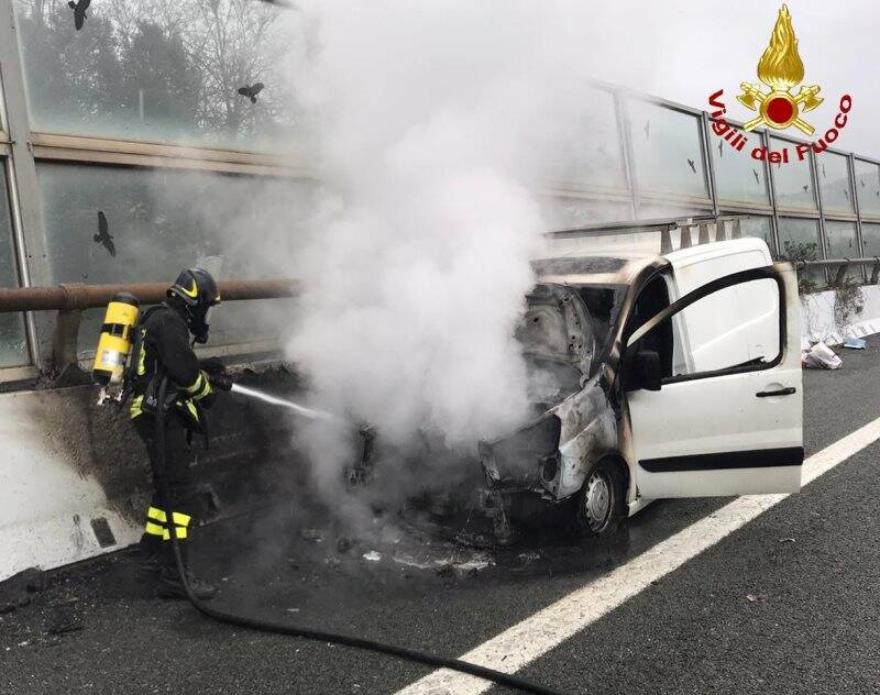 Auto in fiamme sul raccordo, l'intervento dei vigili del fuoco