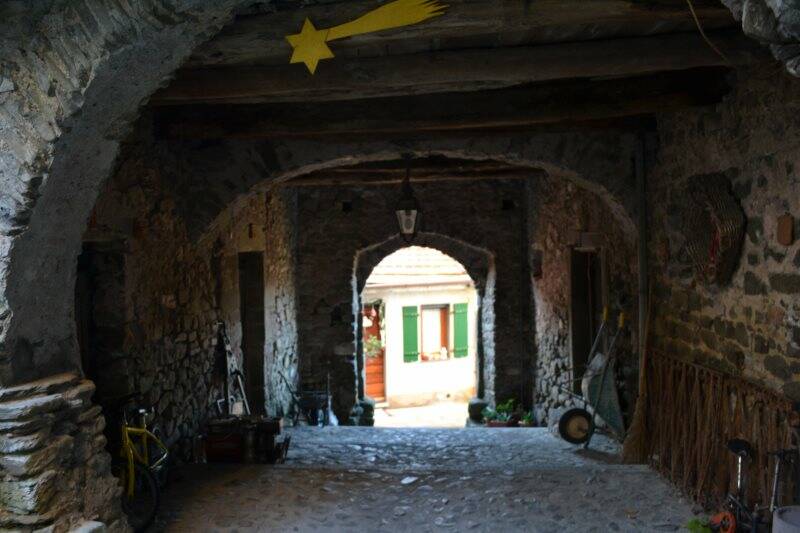 Ingresso al borgo fortificato di Castiglione Vara