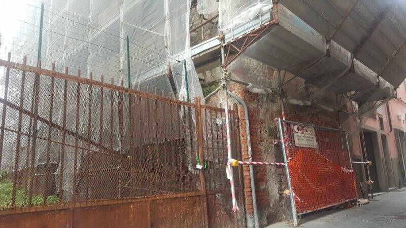 L'edificio che sarà demolito e ricostruito in Via Biassa