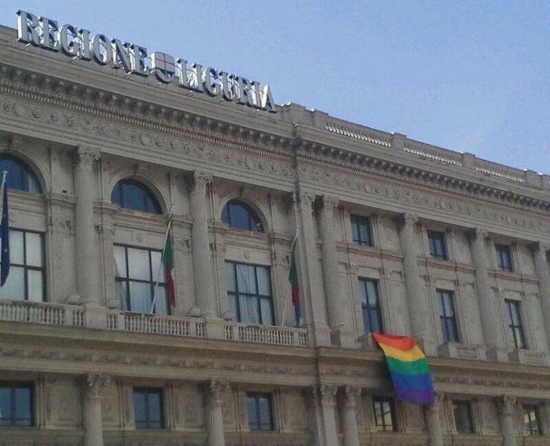 Bandiera arcobaleno sul palazzo della Regione Liguria