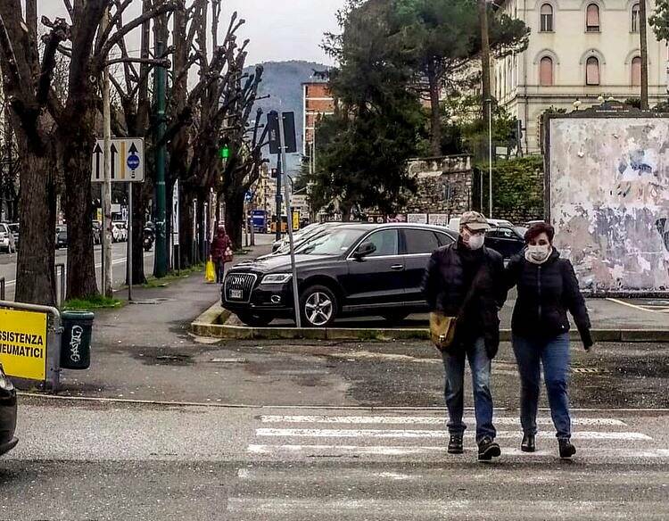 Coppia con mascherine, la Spezia zona arancione. Primo giorno