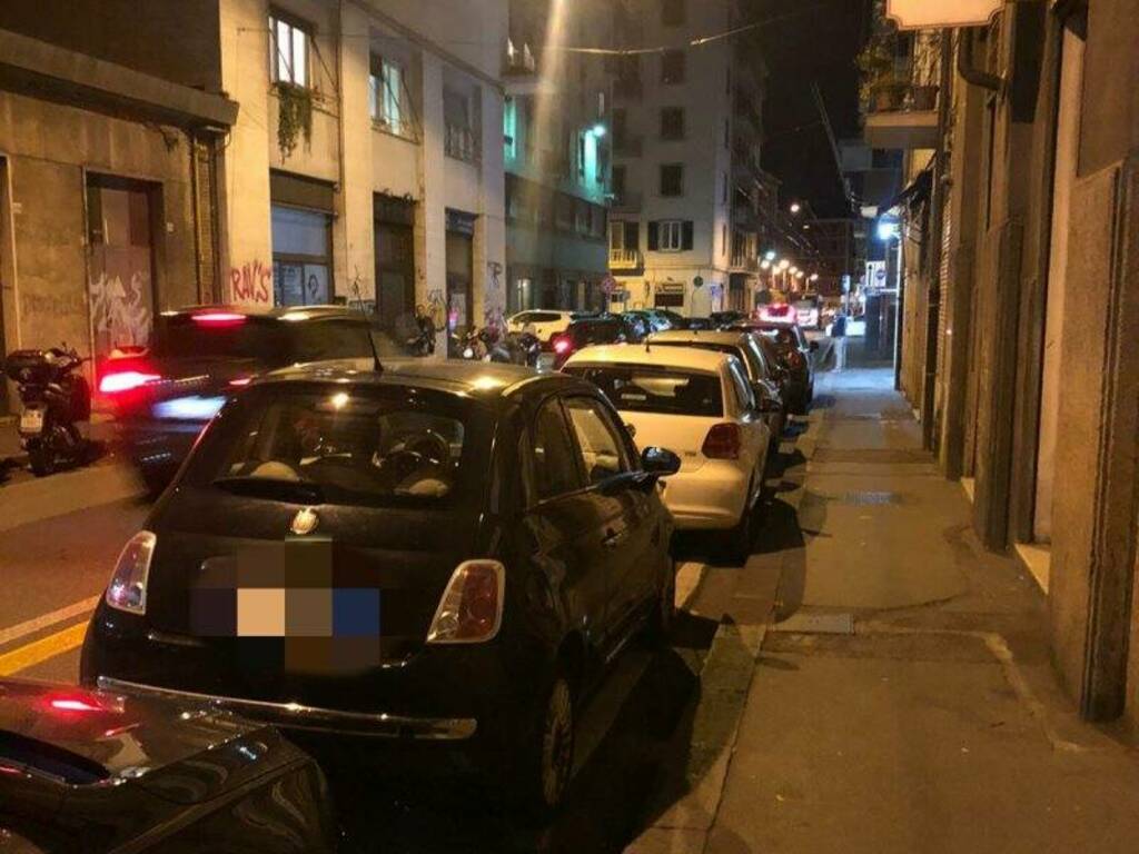 Parcheggi nella corsia preferenziale in Via Gramsci