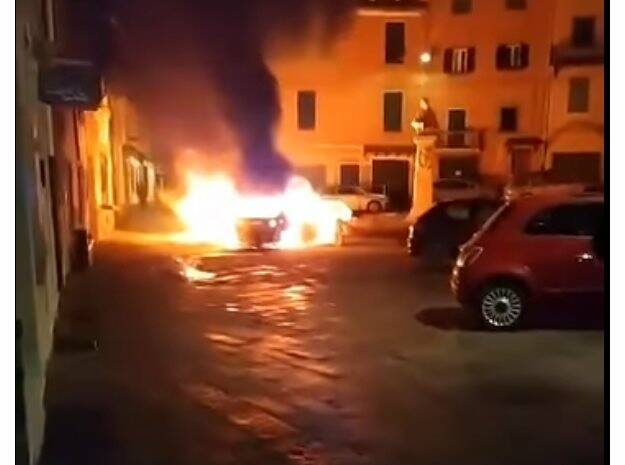 Tre auto in fiamme in pieno centro a Fivizzano