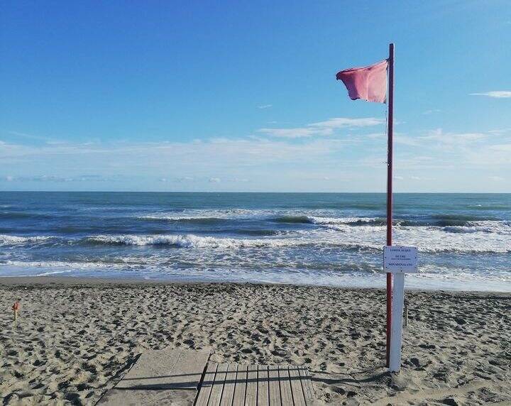 Bandiera rossa a Marinella