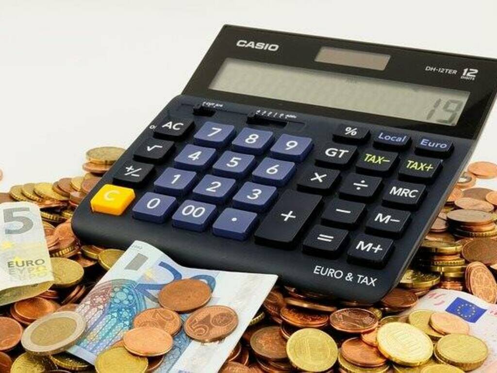 Bolletta costo soldi sprechi matematica monete denaro calcolatrice bilancio debiti crediti finanza