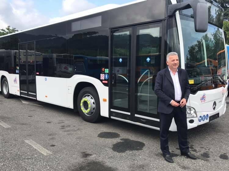 Il sindaco Pierluigi Peracchini posa di fronte a uno dei nuovi autobus di Atc esercizio