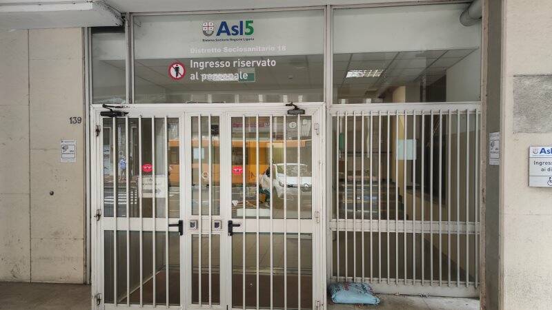 L'ingresso del personale degli uffici Asl di Via XXIV maggio