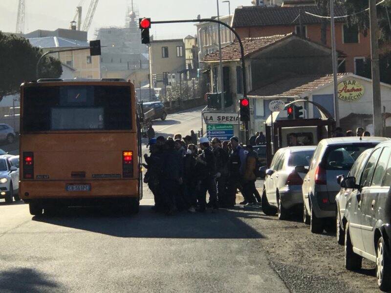 Maestranze uscite da Fincantieri si ammassano per prendere l'autobus