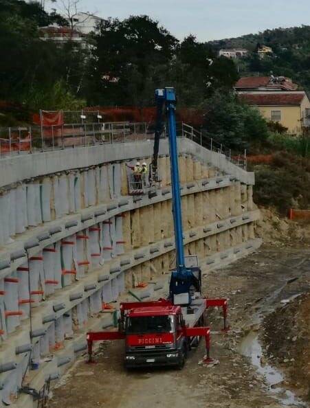 Operai di Pessina Costruzioni al lavoro nel cantiere del nuovo ospedale al Felettino