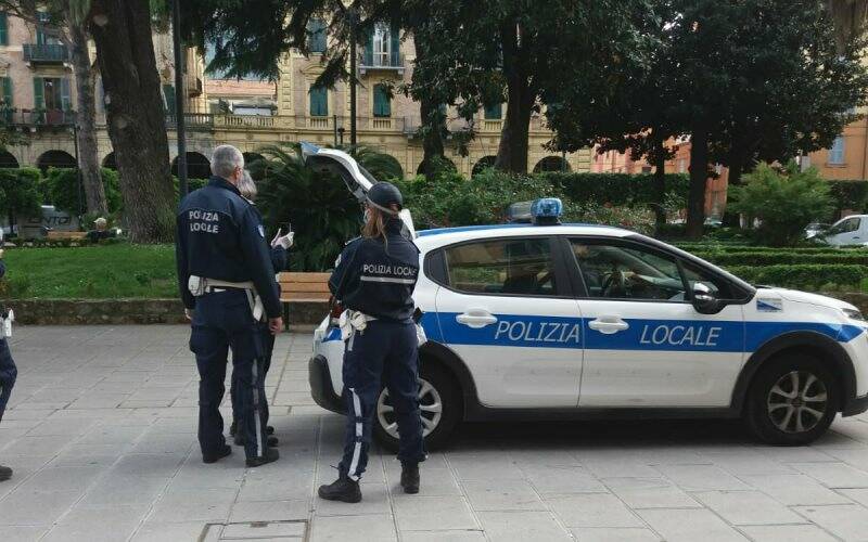 Polizia locale in Piazza Brin