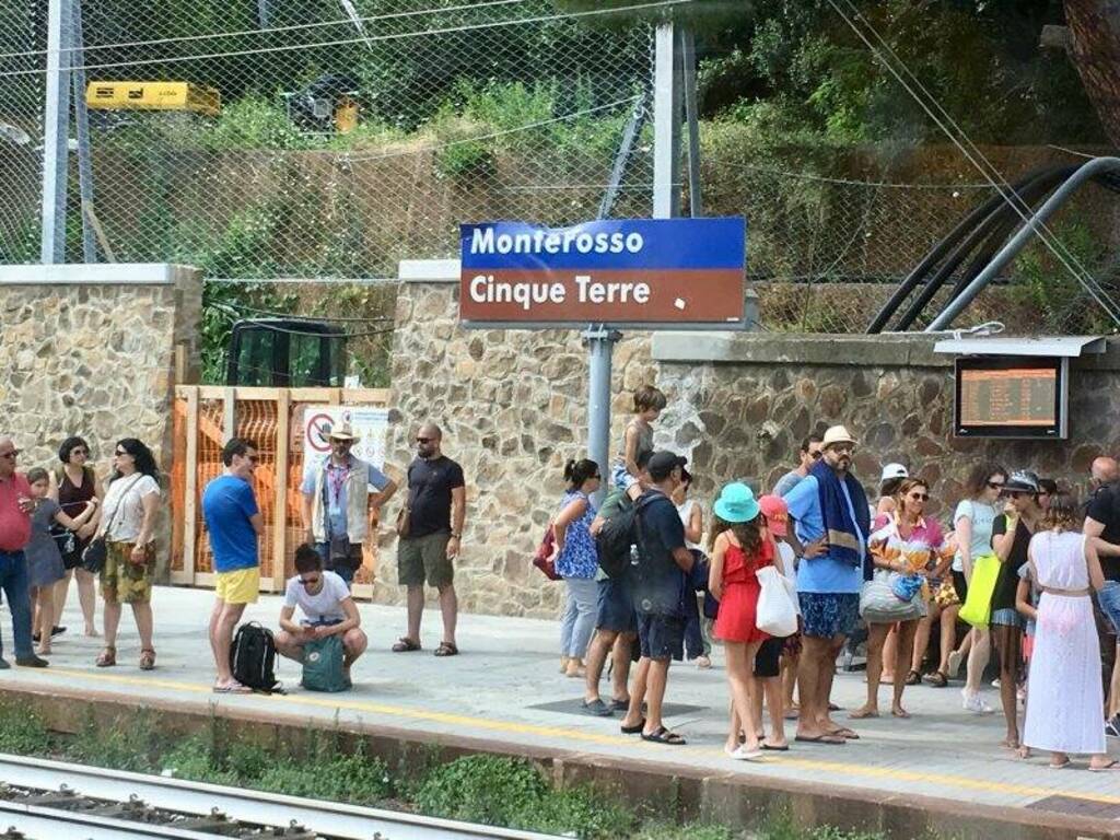 Turisti in stazione a Monterosso