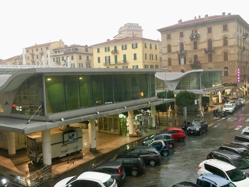 Piazza del Mercato sotto la pioggia