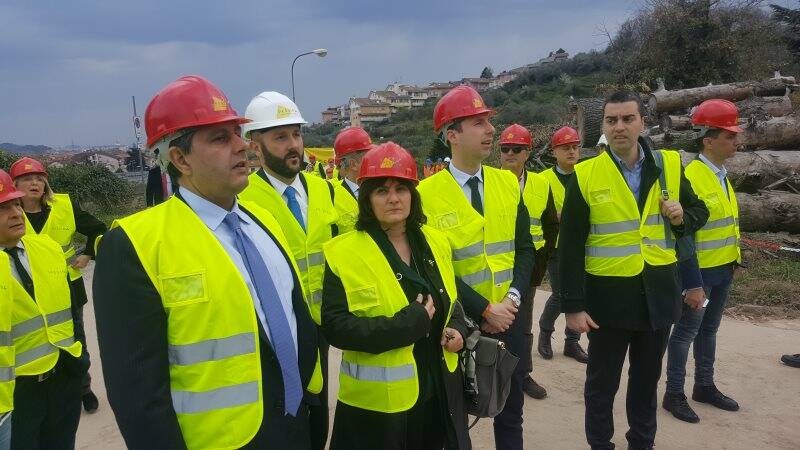 Giovanni Toti, Sonia Viale e Giacomo Giampedrone all'interno del cantiere del nuovo ospedale