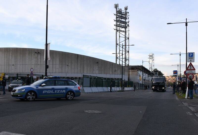 Il pullman dello Spezia su Viale Fieschi