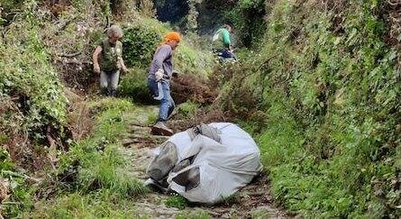 Manutentori al lavoro sui sentieri delle Cinque Terre