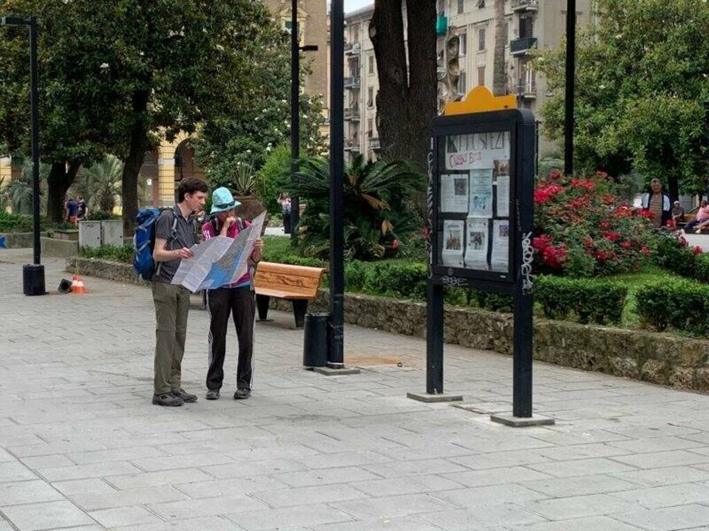 Turisti in Piazza Brin