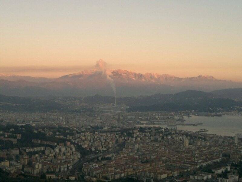 Fumo dalla ciminiera della centrale Enel