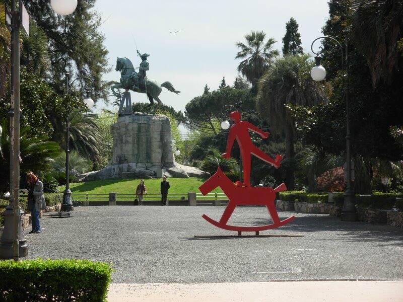 Il cavallo di Tomaino e il momumento a Garibaldi