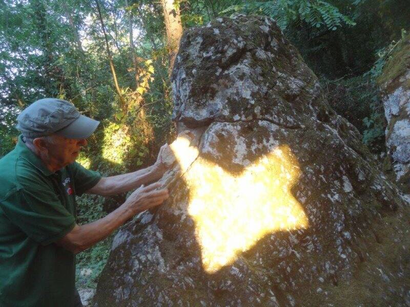 Il professor Enrico Calzolari regge due pietre per rendere visibile la proiezione della farfalla