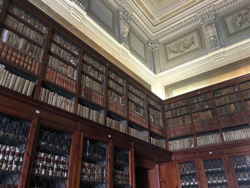 L'interno della biblioteca "Mazzini"