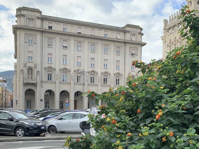 Palazzo del governo, provincia, prefettura, Piazza Bayreuth