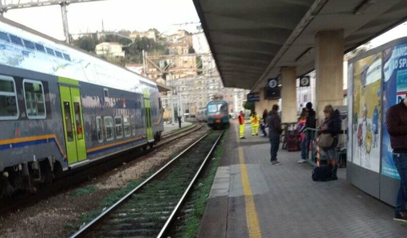 Pendolari in attesa del treno