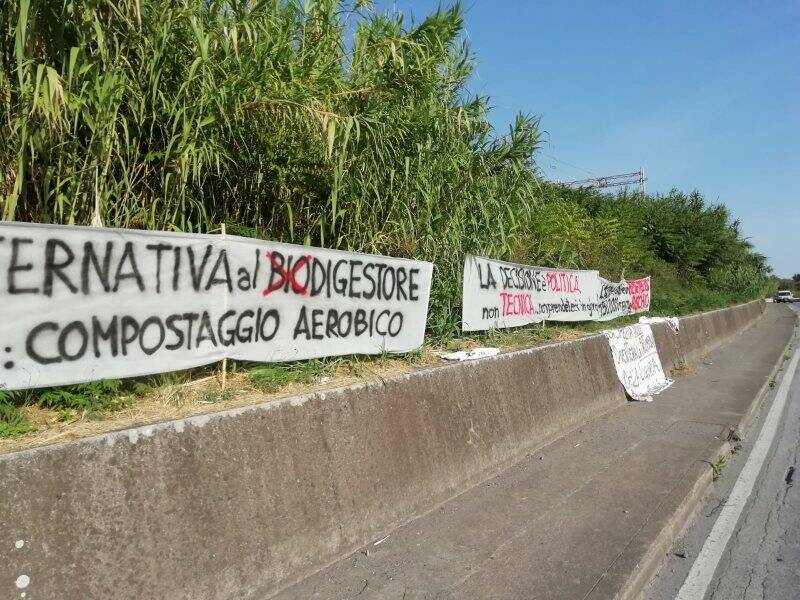 Striscioni "no biodigestore"