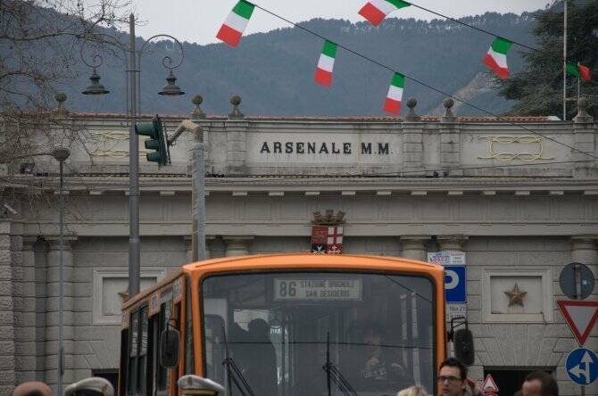 Un autobus d'epoca di fronte all'entrata dell'arsenale