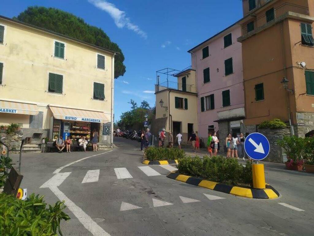 Corniglia e la piazzetta dove arriva la navetta