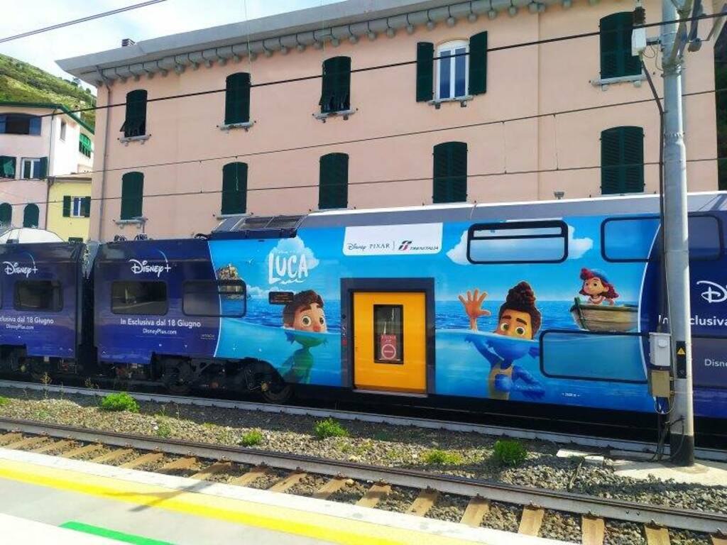 Il treno dedicato a Luca nella stazione di Riomaggiore