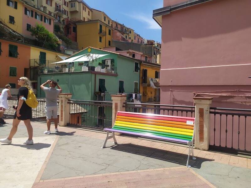 La panchina arcobaleno di Manarola