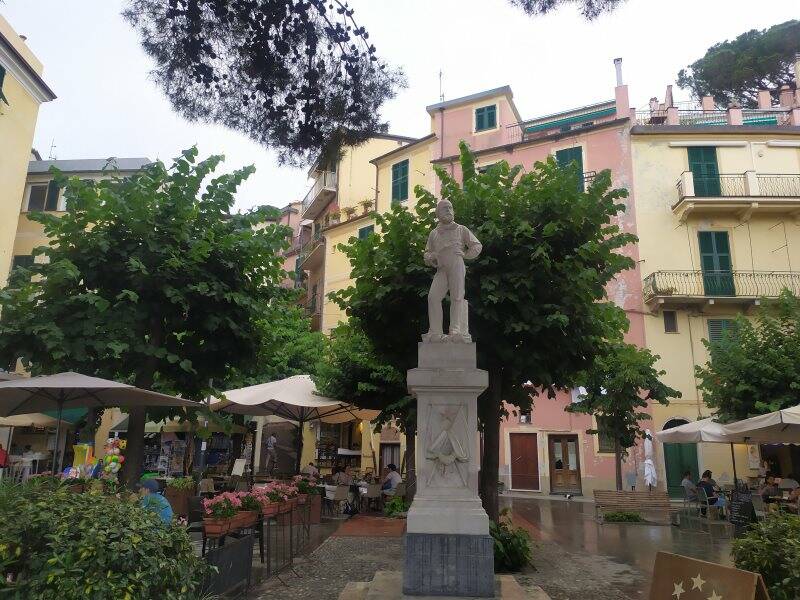 Monterosso e la statua di Garibaldi danneggiata durante la notte della finale degli europei