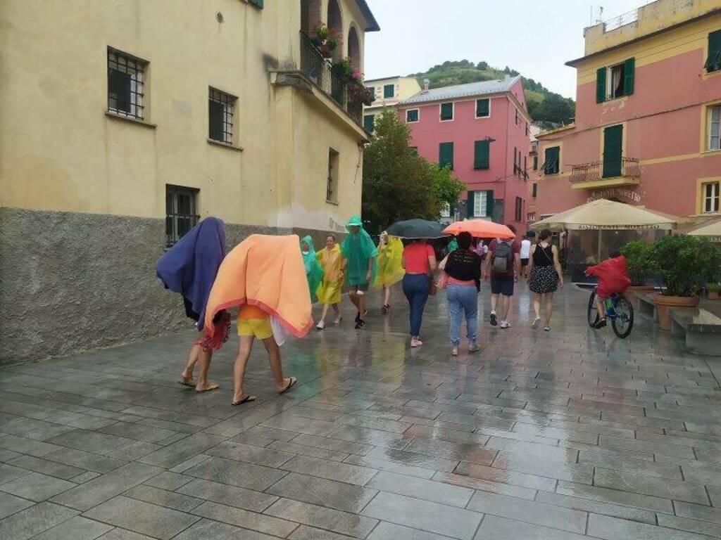 Turisti a Monterosso sotto la pioggia