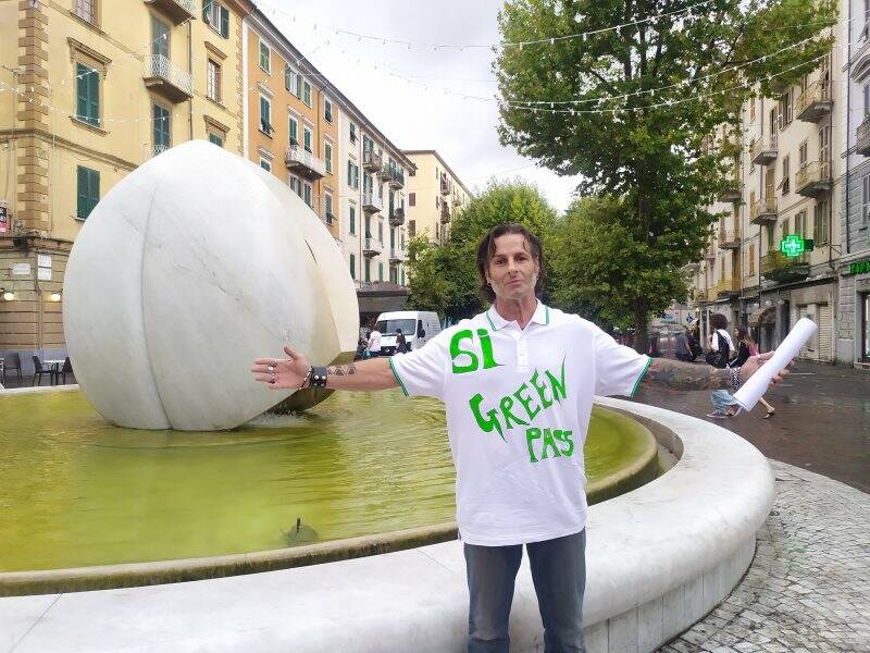 Mauro Merlino e la sua maglietta "Si Green pass"