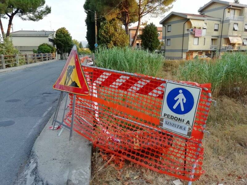 Ponte Via Falcinello, cede parte della protezione laterale