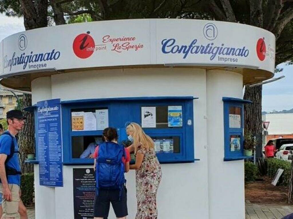 Turisti all'Info point di Largo Fiorillo