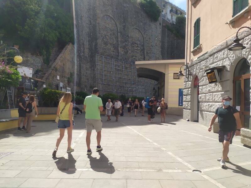 Turisti nel piazzale della stazione di Riomaggiore