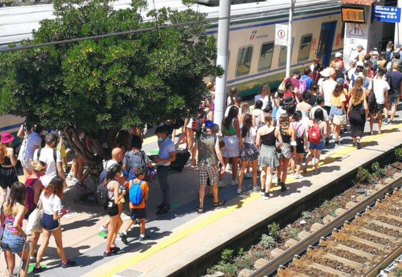 Turisti sui binari della stazione di Manarola