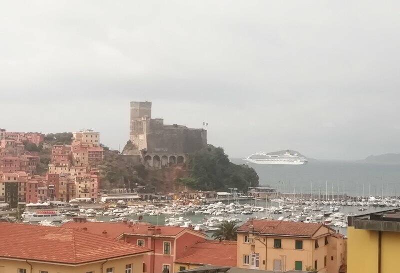 Il castello di Lerici, nel golfo una nave da crociera