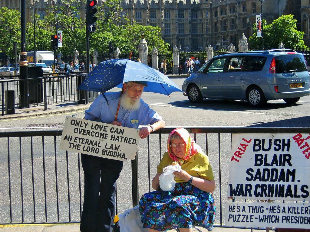 Londra, pacifisti accampati a Westminster (2005) (foto Giorgio Pagano)