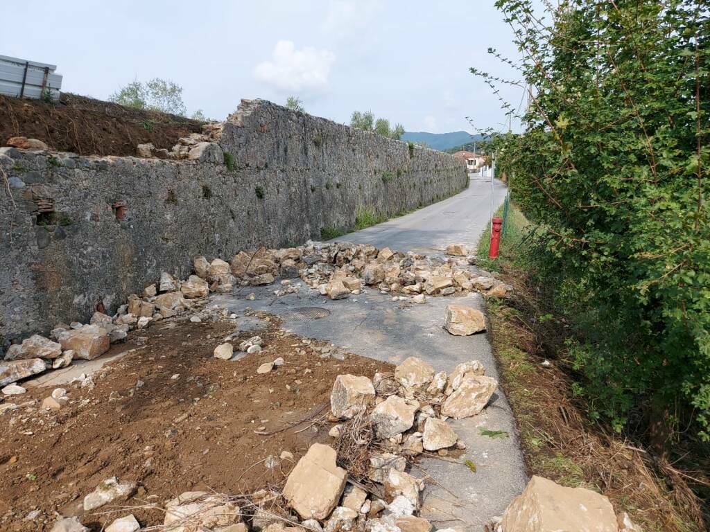 Muro caduto in via Bradia